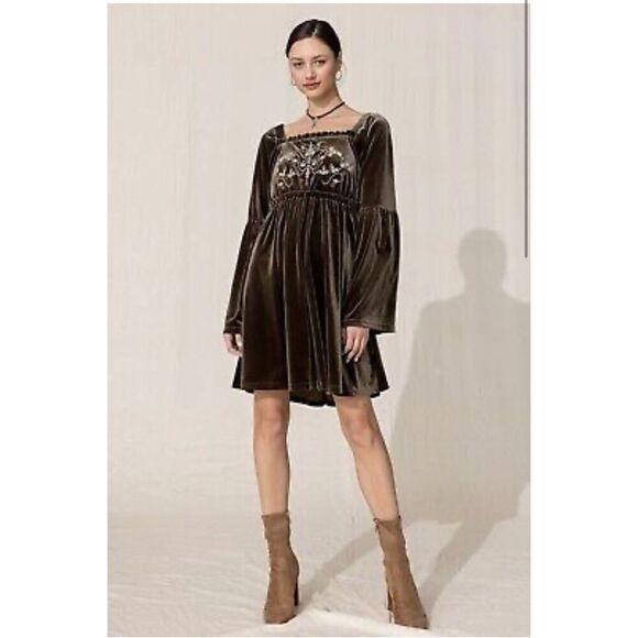 Miss Me Dresses & Skirts - Miss Me olive embroidered green bell sleeve dress medium